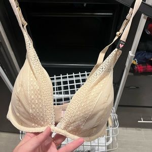 32 DD Victorias Secret Bra 🌸🌷✨ Incredible Lightly Lined Lace Plunge Bra
